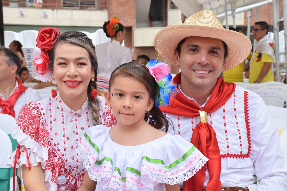 Fabián Torres Celis, director ejecutivo de Corposanpedro, y su esposa, Karen Cuéllar Calderón e hija Amalia Torres.